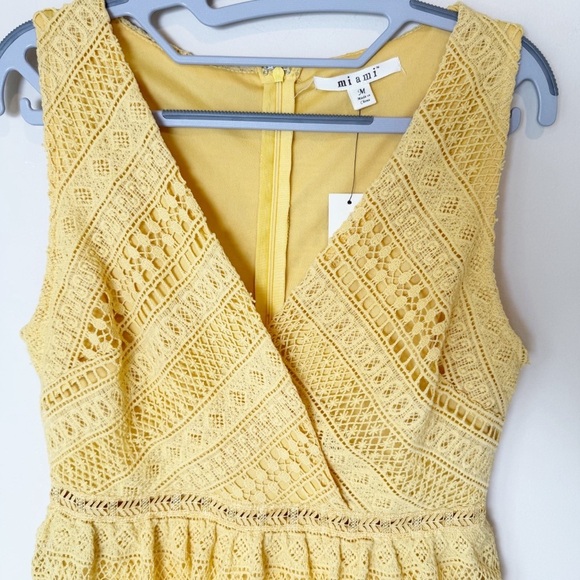 NWT MIAMI Summer Yellow lace tiered dress M - Picture 3 of 9